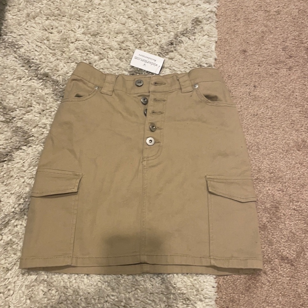NWT size S Windsor mini cargo skirt. Never worn, no damage or stains.